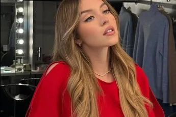 Sydney Sweeney klaagt dat de zon haar roostert... en duwt dan doodleuk haar meloenen onder onze neus