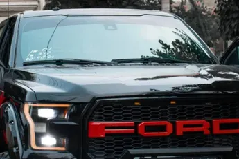 Vlaamse Ford-eigenaar trekt de aandacht met zijn nummerplaat: "Dat heeft hij niet verteld aan zijn vrouw"