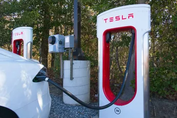 Tesla-eigenaar vergelijkt laadkosten met benzine over een jaar, en onthult schokkend verschil