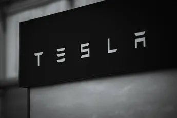 /wheels/elon-musk-kondigt-revolutionaire-tesla-functie-aan-die-de-auto-industrie-voorgoed-kan-veranderen