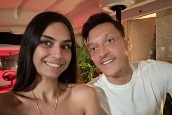 Fans in shock: zo ziet ex-topvoetballer Mesut Özil er nu uit – en je herkent hem écht niet meer!