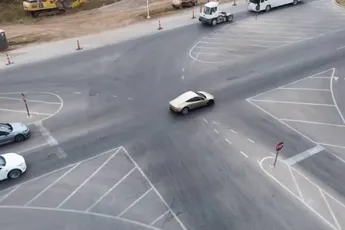 Dronebeelden uit Tesla’s fabriek in Texas wakkeren de hype aan rond nieuw model (en één detail valt écht op)