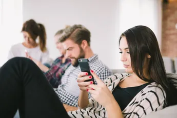 Expert legt uit hoe je 'phubbing' kunt aanpakken, iets waardoor steeds meer relaties op de klippen lopen