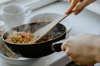 Hoe schadelijk is PFAS nu echt in een pan?