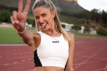 'Knapste atlete ter wereld' Alica Schmidt doet een 'bommetje' in bikini, en dat vinden de mensen fascinerend