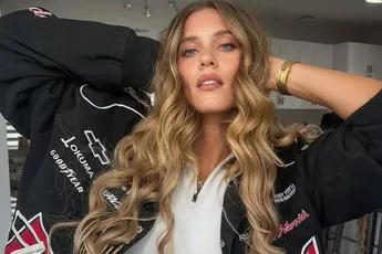 /dames/poolstokspringster-alysha-newman-ook-een-ster-op-18-websites-poseert-zonder-bh-en-dat-maakt-wat-los-bij-haar-volgers