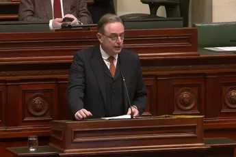 Opvallende begrotingsmaatregel van regering De Wever raakt elk gezin in de portefeuille: zoveel duurder worden jouw verzekeringen!