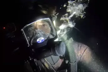 Duiker daalt af naar oceaanbodem in het holst van de nacht, en de beelden zijn angstaanjagend