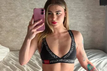 /actua/tina-snapt-er-niks-van-mijn-mama-heeft-liever-dat-ik-met-wildvreemden-van-bil-ga-dan-dat-ik-mijn-nieuwe-job-uitoefen