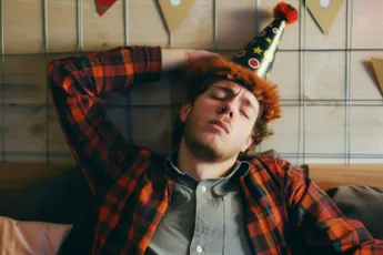 /lifestyle/arts-onthult-welk-voedsel-je-het-beste-kunt-eten-voor-het-drinken-om-een-kater-te-voorkomen