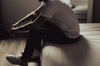 Bart (38) was op zakenreis toen een vrouwelijke collega op de deur van z'n hotelkamer klopte: "En toen maakte ze mijn broeksriem los..."