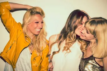 /lifestyle/mijn-lief-draait-lustig-tongen-met-haar-vriendinnen-maar-als-ik-naar-een-andere-vrouw-kijk-is-ze-woedend-213209