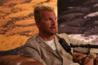 De 'Blonde God van de Koers' slaat weer toe: 'RVG' deelt foto van knappe blondine in hotelkamer en het internet gaat los!