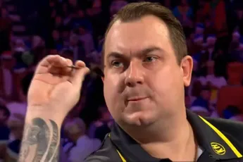 Kim Huybrechts haalt uit na vroege exit op WK darts: "Al pijnlijk genoeg en dan dat nog!"