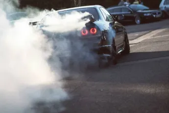 YouTuber onthult de krankzinnige onderwereld van illegale drift­races in Japan: "Bijna een mythische status!"