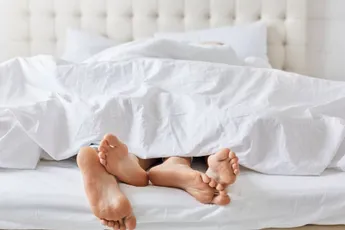 /lifestyle/digitale-triootjes-uitgelegd-nu-steeds-meer-koppels-deze-trend-in-de-slaapkamer-introduceren