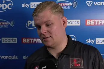 /sport/dramatische-nederlaag-voor-mike-de-decker-op-het-wk-darts-waarna-hij-zwaar-uithaalt-naar-de-fans-de-eersten-om-te-klagen