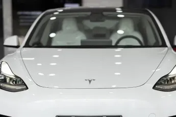 Vlaamse Tesla-bestuurder maakt indruk met gepersonaliseerde nummerplaat die alles zegt over zijn batterij