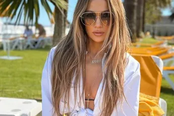 /actua/normaal-wordt-iedereen-wild-van-de-fotos-van-jennifer-lopez-nu-krijgt-ze-bakken-kritiek-na-selfie-aandacht-nodig