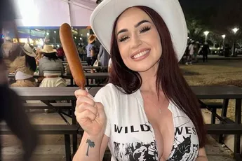 "Mijn vriend is boos dat ik het met andere mannen doe. Maar je gelooft nooit wat hij zelf stiekem doet..."