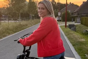 /actua/zatte-karen-damen-belandt-in-genante-kletsnatte-situatie-zou-je-dan-je-broek-niet-uitdoen