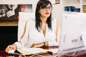 /stories/ik-dacht-aan-promotie-maar-mijn-baas-biedt-iets-heel-anders-hij-wil-dat-ik-mee-doe-aan-een-trio-met-zijn-vrouw