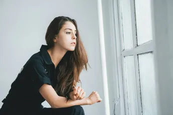 Dorien (30) in shock nadat ze terugkeert van zakenreis en ontdekt wat haar vriend aan het doen is: “Niet met één, maar met zes!”