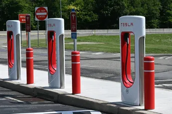 /wheels/tesla-eigenaar-onthult-verrassende-laadtijd-bij-wagen-met-400000-kilometer-op-de-teller