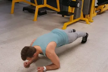 Expert onthult precies hoe lang je, afhankelijk van je leeftijd, een plank moet kunnen vasthouden