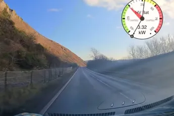 /wheels/man-rijdt-met-een-elektrische-auto-een-berg-af-met-nog-maar-1-batterij-om-te-zien-wat-er-gebeurt