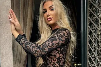 /dames/heerlijk-avondje-netflix-hollandse-klepper-sterre-kijkt-haar-favoriete-serie-in-een-zwart-lingeriesetje-fotos