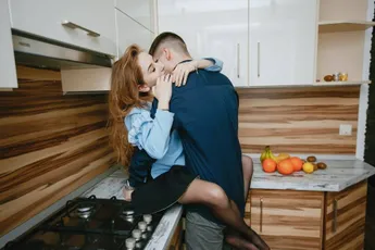 /stories/koppel-gaat-stevig-van-bil-in-de-keuken-wanneer-plots-hun-vrienden-voor-hun-neus-staan-en-toen-vroegen-ze-of-ze-mochten-meedoen