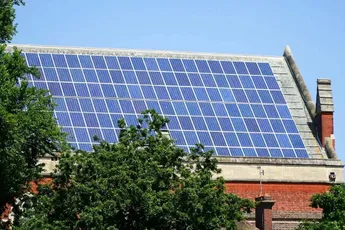 /actua/moet-je-zonnepanelen-eigenlijk-reinigen-experts-leggen-uit-of-het-de-moeite-loont-of-weggesmeten-geld-is