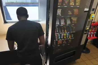 /lifestyle/man-23-onthult-het-krankzinnig-bedrag-dat-hij-dagelijks-verdient-met-een-snackautomaten-bedrijf