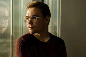 /stories/bart-ging-naar-het-oudercontact-van-zijn-zoon-en-was-als-laatste-aan-de-beurt-het-eindigde-in-de-toiletten-met-lotte-zijn-juf