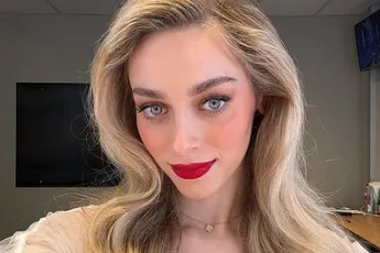 /dames/de-lichtjes-gewaagde-outfit-van-camille-dhont-tijdens-de-kastaar-gaat-over-de-tongen-redelijk-heet-fotos