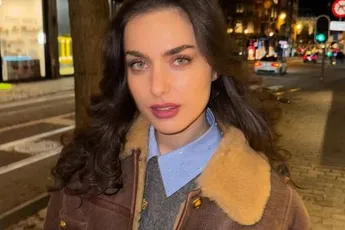 Olga Leyers deelt een selfie met een leuk cameraatje... maar iedereen is afgeleid door haar 'heuvellandschap' (foto's)