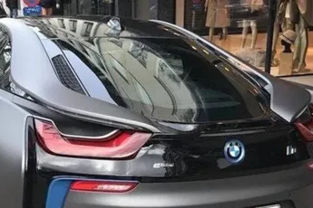 /actua/vlaamse-bmw-eigenaar-kiest-opvallende-nummerplaat-en-krijgt-bakken-kritiek-weggesmeten-geld