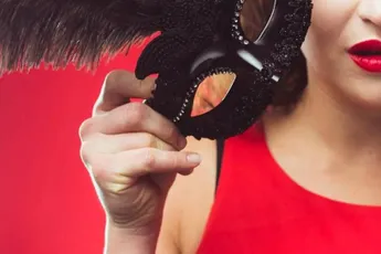 “Mijn vriendin wil mijn vakantiegeld uitgeven aan seksfeestjes… terwijl ik gewoon het huis wil schilderen”