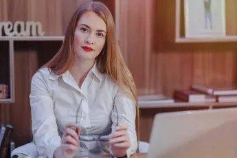 /stories/sanne-24-is-het-beu-elke-middag-moet-ik-op-uitkijk-staan-als-mijn-collega-gaat-wippen-met-de-baas-ik-wil-gewoon-meedoen