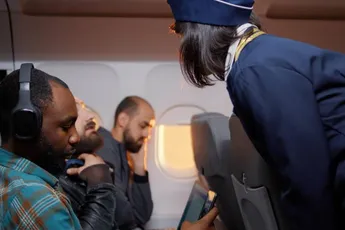 /actua/deze-geheime-codetaal-gebruiken-stewardessen-aan-boord-van-een-vliegtuig-wanneer-ze-jou-een-eikel-vinden