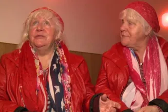 /actua/s-werelds-oudste-sekswerk-tweeling-83-uit-amsterdam-onthult-wat-hun-moeder-deed-toen-ze-hun-beroep-ontdekte