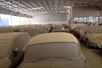 Op het 'duurste autokerkhof ter wereld' staan peperdure supercars in de woestijn stof te eten