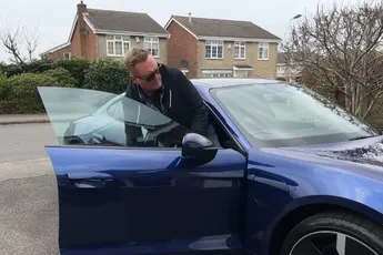 /wheels/alexander-wil-zijn-elektrische-porsche-verkopen-maar-schrikt-zich-rot-als-hij-hoort-wat-die-nog-waard-is