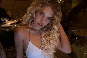 /dames/stewardess-shania-is-zelf-op-reis-en-laat-even-weten-hoe-het-gaat-met-fotos-in-bikini-en-zonder-bikini