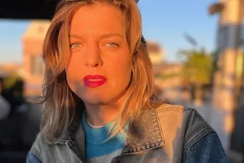 /dames/ella-leyers-die-gezellig-rondhuppelt-in-de-sneeuw-in-haar-bikini-dat-moet-je-gezien-hebben