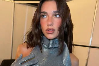 Dua Lipa verklapt haar geheim voor de heetste vrijpartij op Valentijn (en andere dagen): "Heel bizar dat bijna niemand dit doet!"