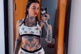 Temptation-Rosanna die de hond uitlaat in een bikini die de 'lading' amper bedekt... Dat levert best fascinerende beelden op!