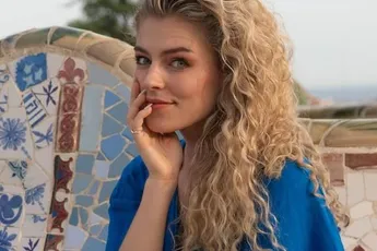 Is Julia het 'lekkerste' K3-tje aller tijden? Deze stomende bikinifoto's duwen je wel in een bepaalde richting...