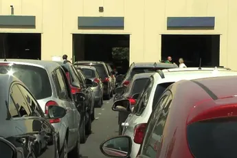 Autokeuring belt meteen politie nadat ze iets hallucinant opmerken bij West-Vlaming die in de wachtrij staat